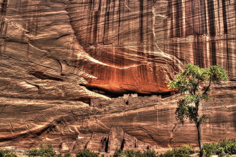 The Canyon de Chelly National Monument contains over 2500 archeological sites ranging from 1500 B.C. to 1350 A.D. – Author: Potok71 – CC BY-SA 3.0