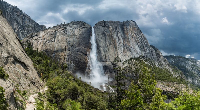 Upper Yosemite Falls as viewed from the trail leading to the top – Author: Diliff – CC BY-SA 3.0