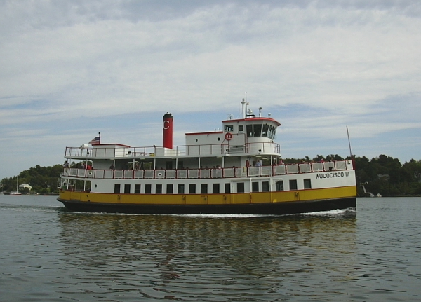 A Casco Bay Lines ferry sailing “down the bay” after stopping at Diamond Cove – Author: KPWM Spotter – CC BY-SA 3.0