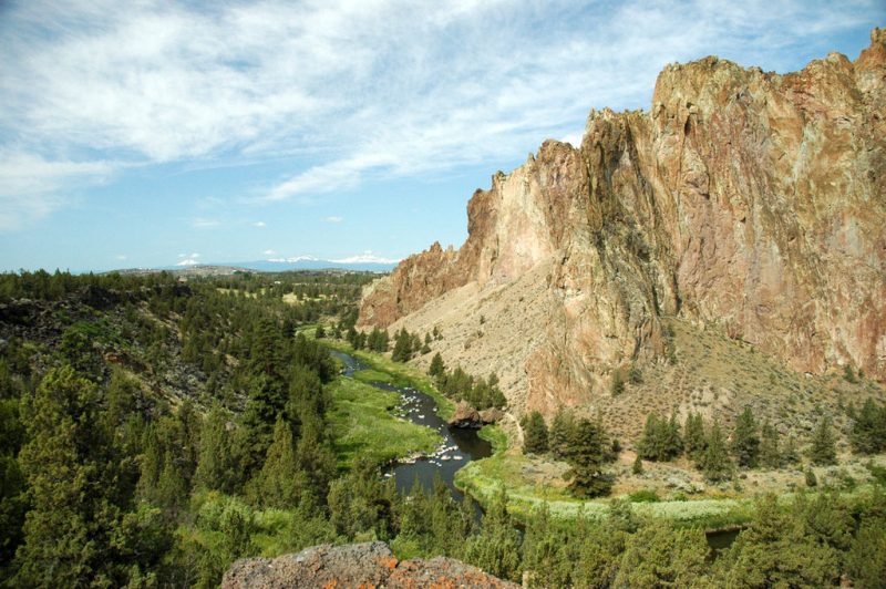 A scenic view of Smith Rock, central Oregon – Author: Ennetws