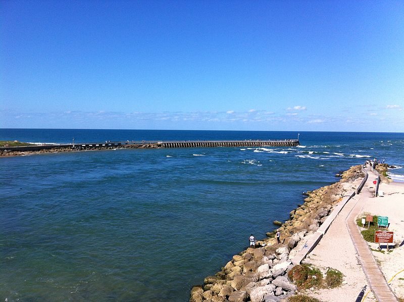 The mouth of the Sebastian Inlet showing the North Jetty on the left and the South Jetty on the right – Author: Leonard J. DeFrancisci – CC BY-SA 3.0