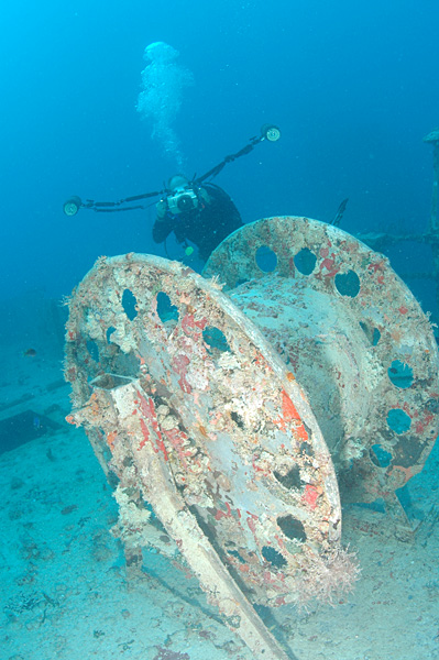 Diver photographing a large reel on deck, Spiegel Grove wreck, Key Largo, Florida – Author: Clark Anderson – CC BY-SA 2.5