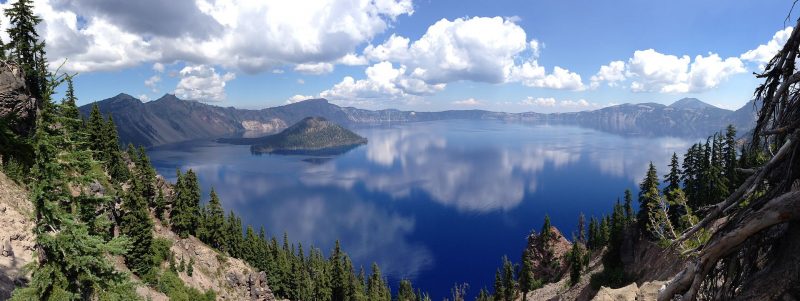 Panorama of Crater Lake and Wizard Island – Author: Epmatsw – CC BY-SA 3.0