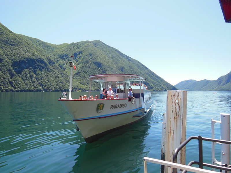 One of SNL’s passenger boats arriving at Gandria – Author: Chris – CC BY-SA 3.0