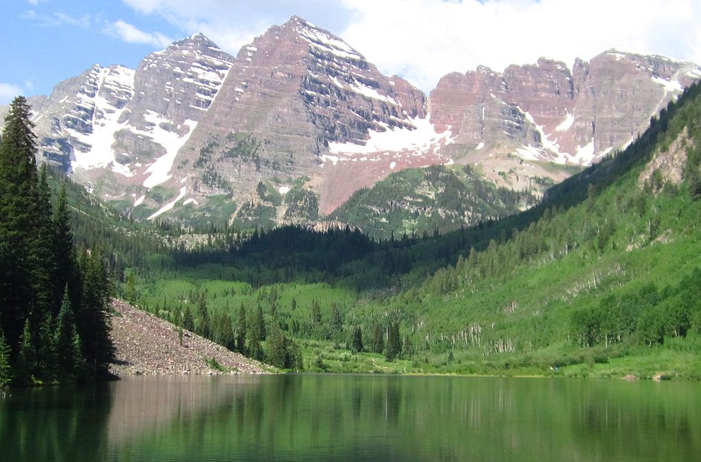 The Maroon Bells in Aspen, Colorado, with Maroon Lake in the foreground - Author: Rhododendrites - CC BY-SA 4.0