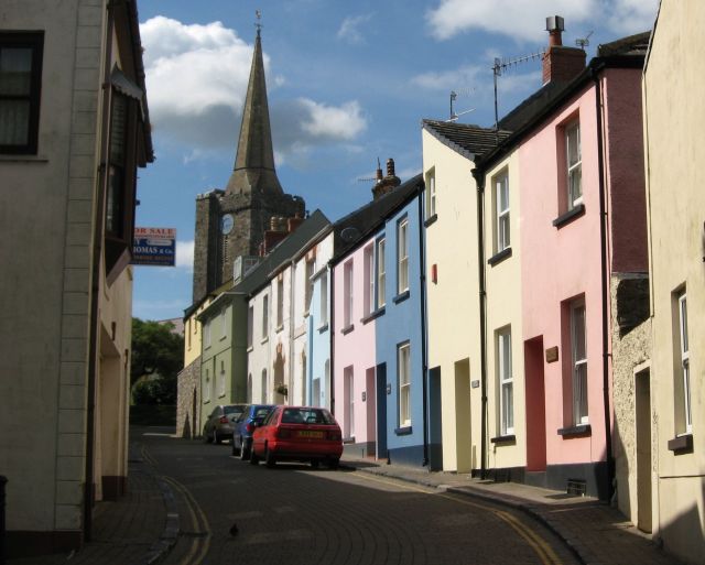 St Mary’s Street, a typical old town street in Tenby – Author: Colin Bell – CC BY-SA 2.0