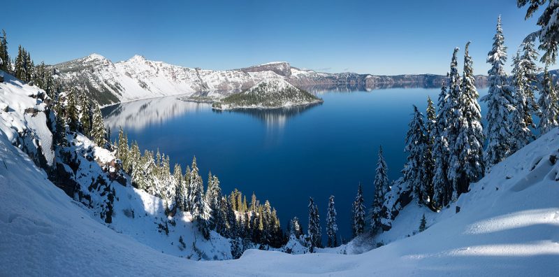 Panoramic winter view of Crater Lake in Crater Lake National Park, Oregon – Author: WolfmanSF – CC BY-SA 3.0