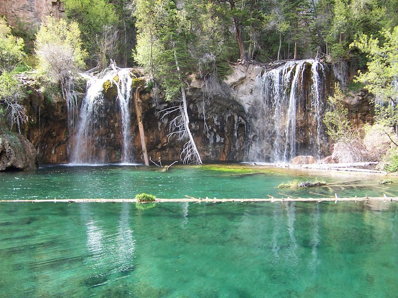 Hanging Lake in Glenwood Canyon, Colorado – Author: Joshuahicks – CC BY-SA 3.0