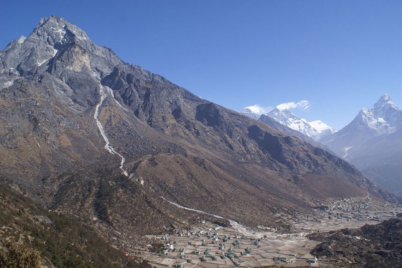 Khumbila, with an overview over Khumjung and Kunde villages, and Mount Everest, Lhotse and Ama Dablam peaks in the background – Author: Moralist – CC BY-SA 3.0