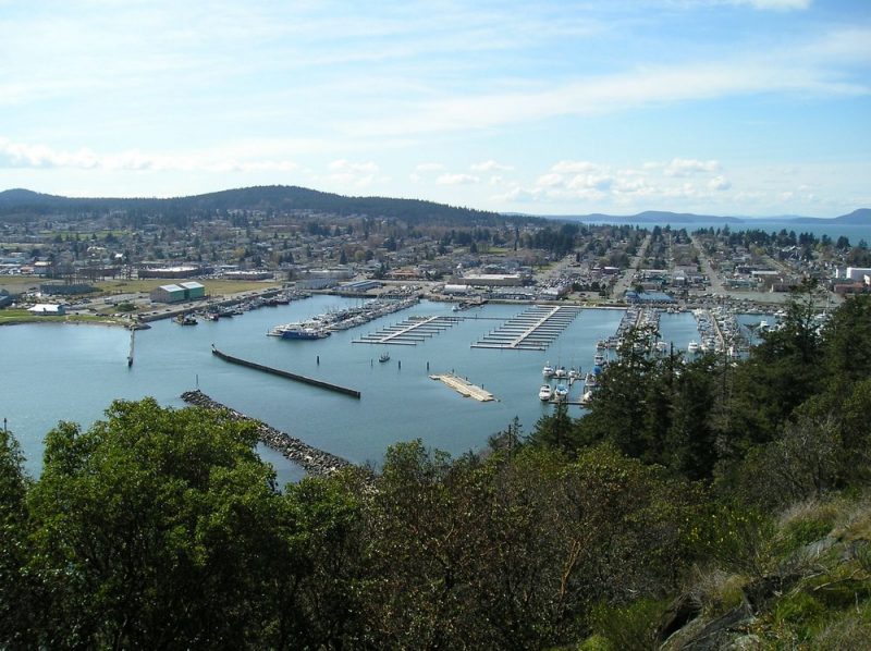 The view of the downtown and marina of Anacortes from the east is stunning – Author: Mattes – CC BY-SA 3.0