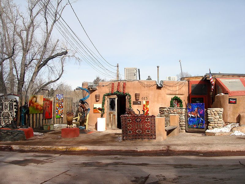 Canyon Road in Santa Fe, New Mexico, is a colorful and exciting place to visit – Author: M.Bucka – CC BY-SA 4.0