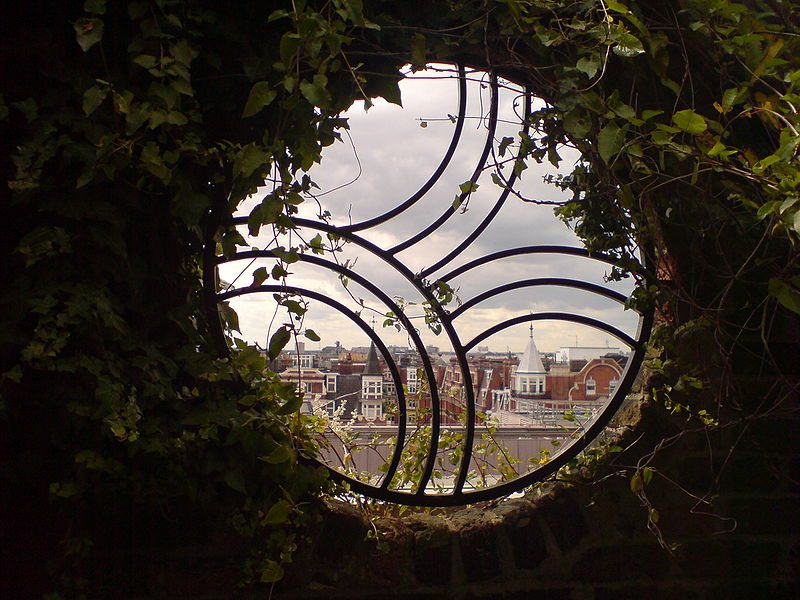 This window in the walled garden shows the view – Author: Tomhannen