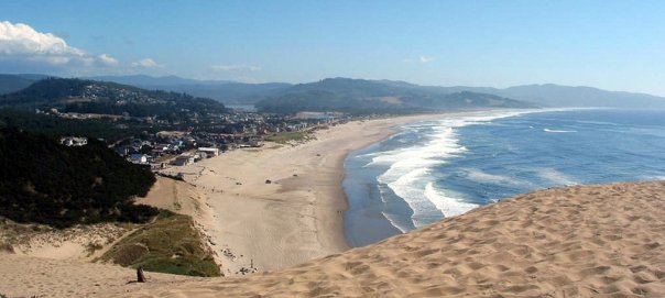 You can get a great view of Pacific City and Nestucca Bay from the top of the Cape Kiwanda sand dune – Author: Matvyei – CC BY-SA 3.0