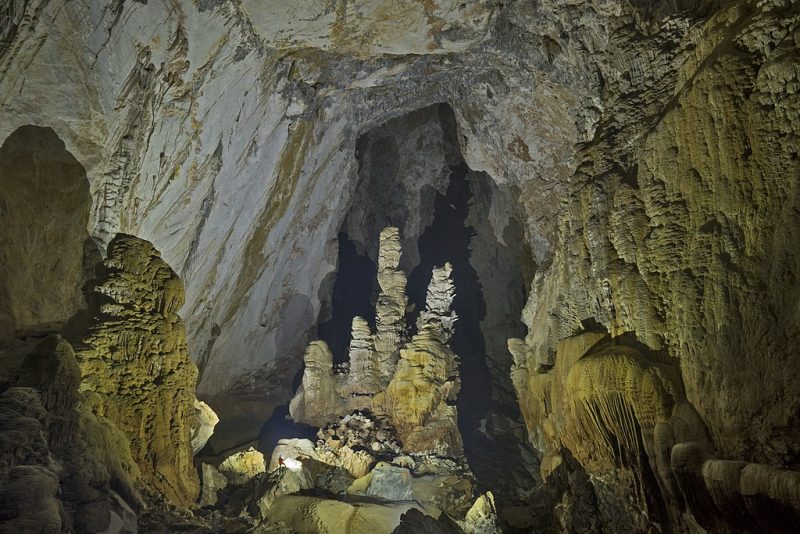 A buildup of mineral salts over thousands of years has created a stunning display of stalagmites and cave pearls – Author: Dave Bunnell – CC BY-SA 4.0