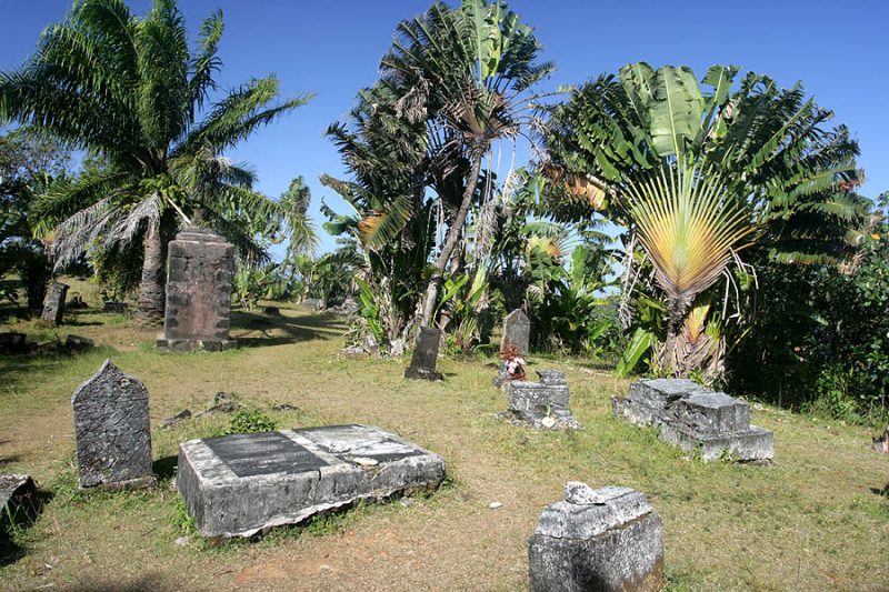 The cemetery of past pirates at Île Ste-Marie is a peaceful resting place for less-than-peaceful people – Author: JialiangGao www.peace-on-earth.org – CC BY-SA 4.0
