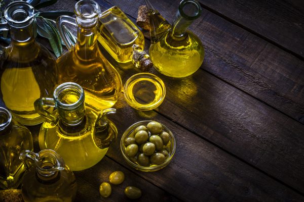 Vegetable oil can boost your energy, stop head lice, and reduce skin irritation and the pain from bug bites