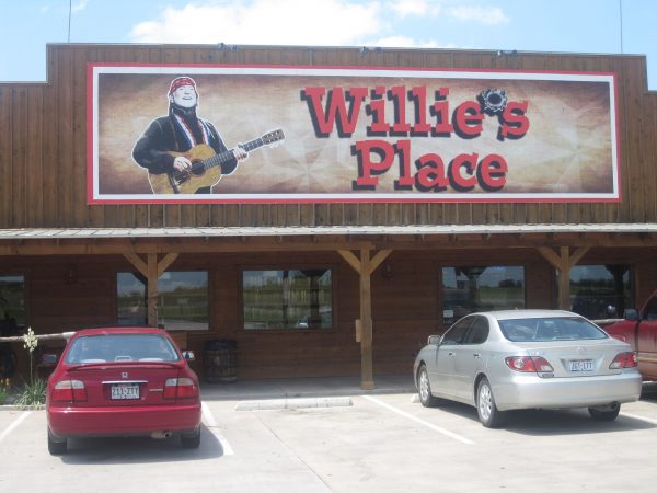 In 2008, Nelson reopened the truck stop Willie’s Place near Hillsboro, Texas. Billy Hathorn -CC BY 3.0