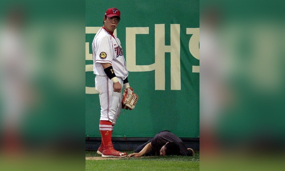 a drunk fan falls onto the field
