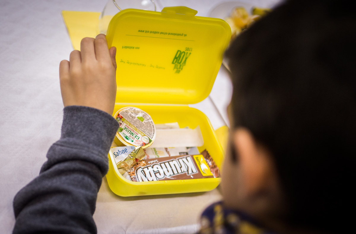 A first grader opening his lunch box at the Theodor Storm Elementary School in Berlin