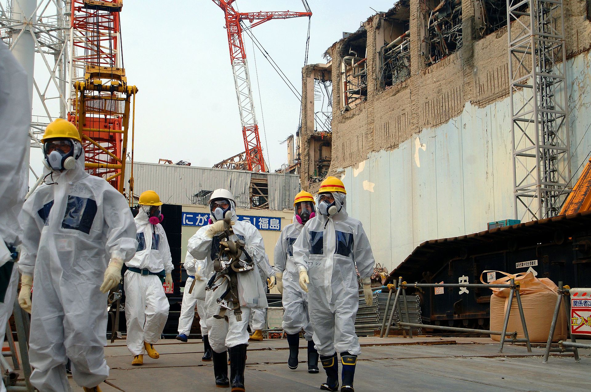 Experts at Fukushima Daiichi Nuclear Power Plant Unit 4, 2013 IAEA Imagebank CC BY-SA 2.0