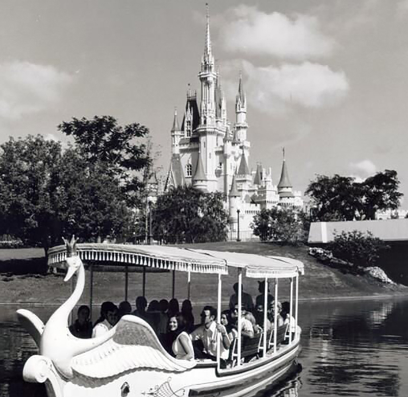 Plaza Swan Boat