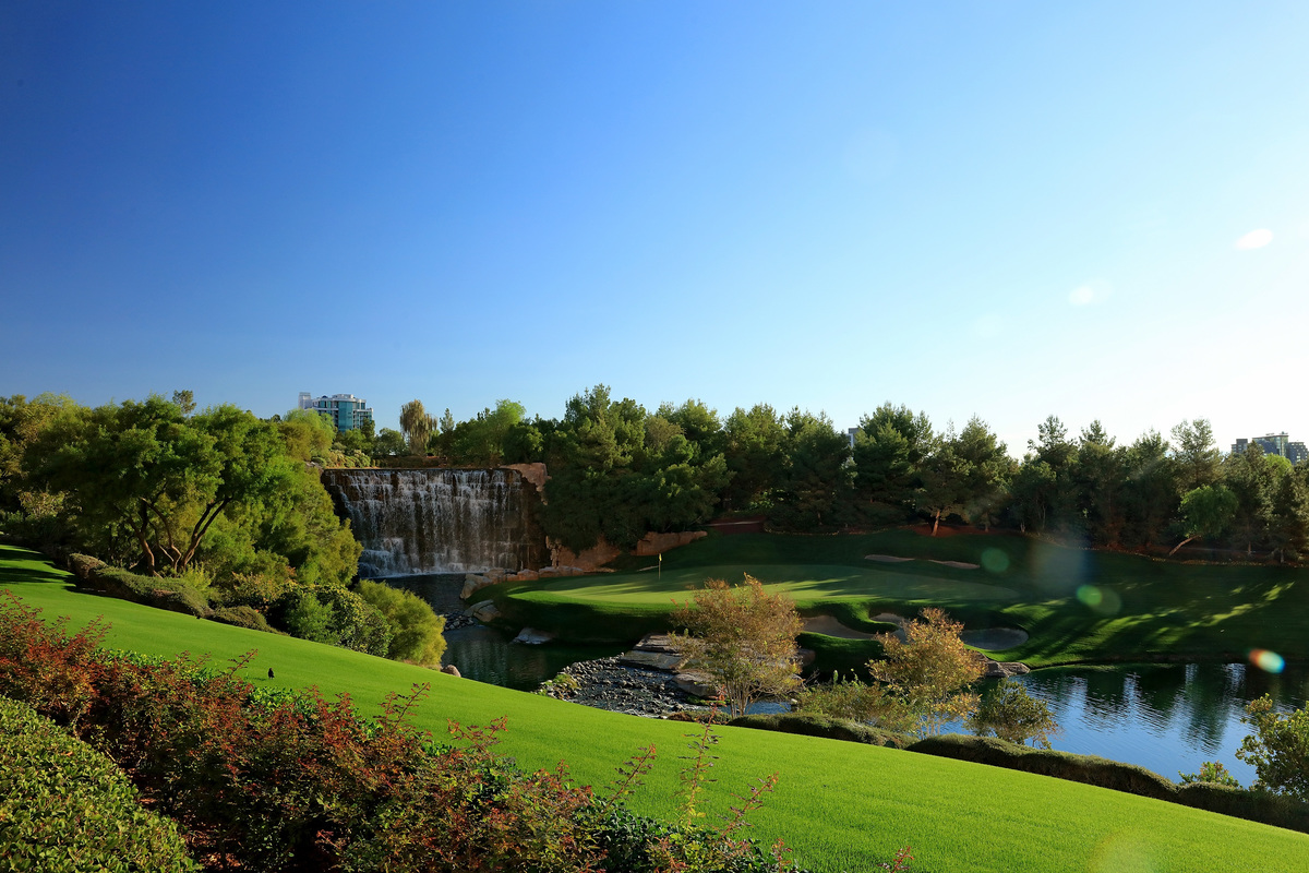 The 18th hole at the Wynn Golf Club features a waterfall/