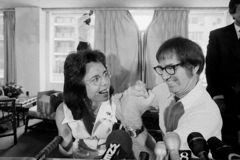 former-tennis-great-bobby-riggs-and-top-female-tennis-news-photo-1573861023