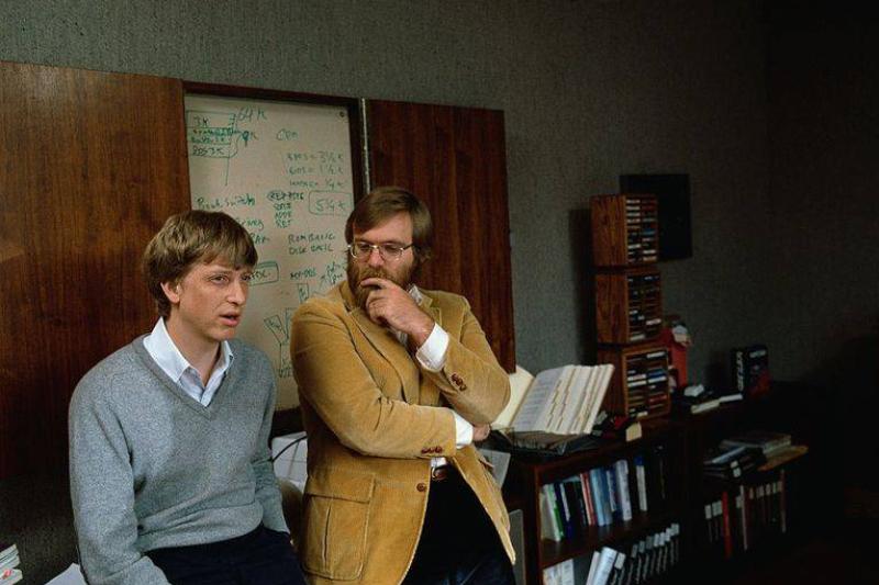 microsoft-co-founders-bill-gates-and-paul-allen-pose-for-a-news-photo-1573930026