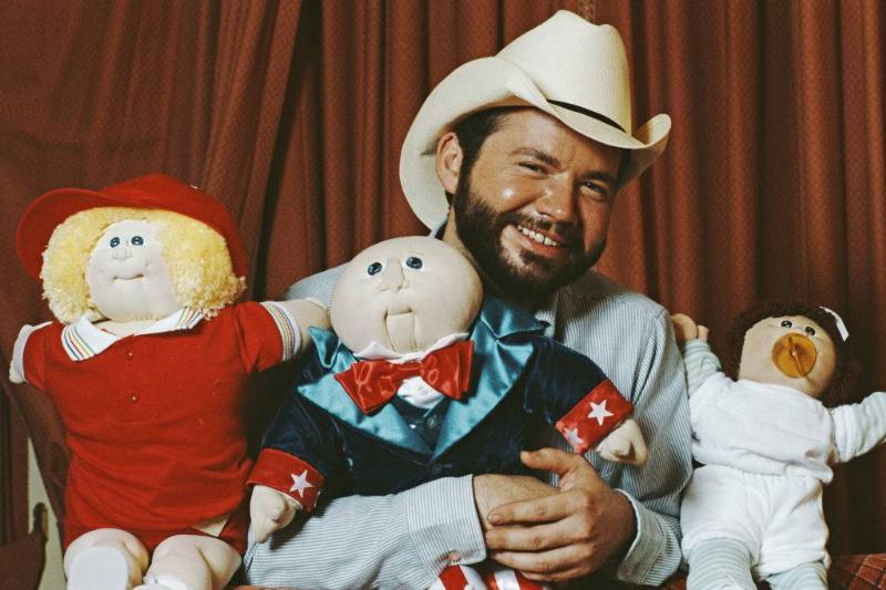 Photo of man with cabbage patch dolls 