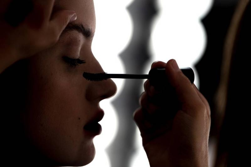 A model applies mascara.
