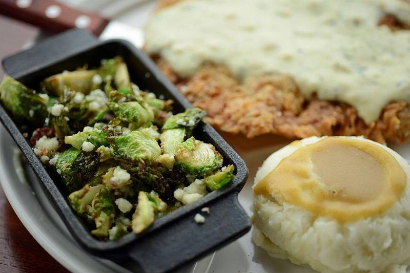 foods-diabetics-avoid-country-fried-steak-450696933