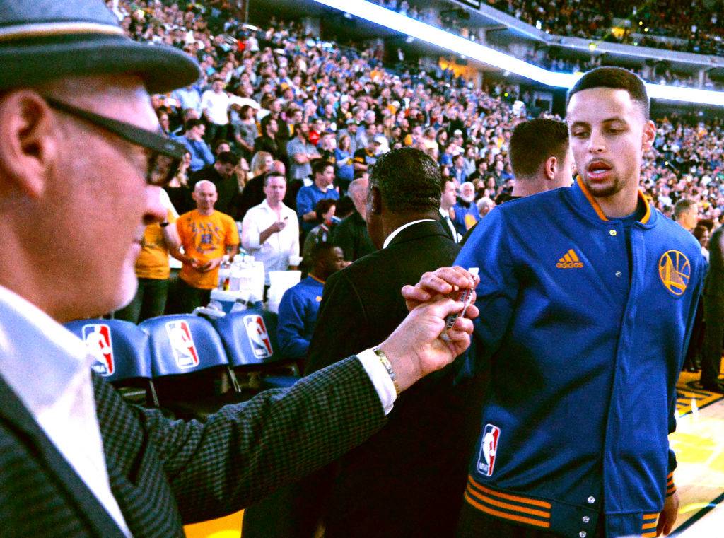 Stephen Curry grabbing a stick of gum