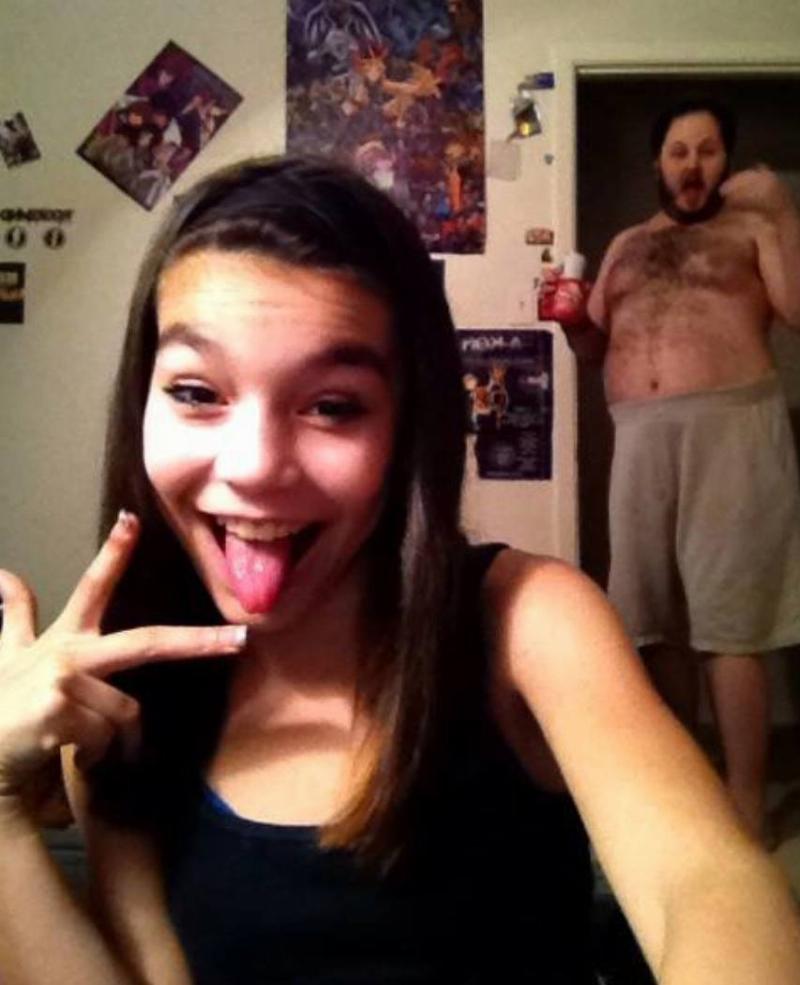 girl's selfie is ruined by shirtless dad in background