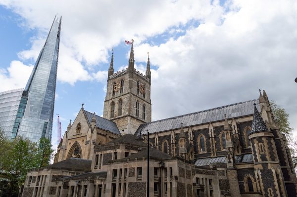 The Southwark Cathedral and The Shard in London. Tristan Surtel – CC BY-SA 4.0