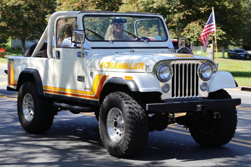 Jeep_CJ-8_Scrambler,_front_right