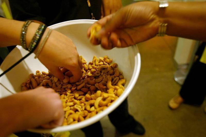 eating-nuts-51294864-17550