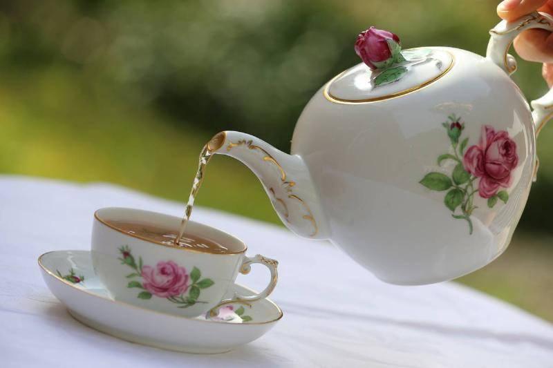 pouring-tea-1038477636-27637