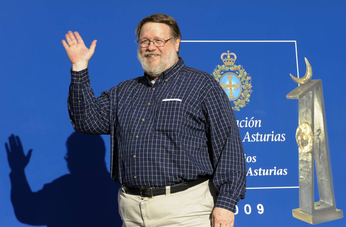 Ray Tomlinson Sent The Very First E-Mail