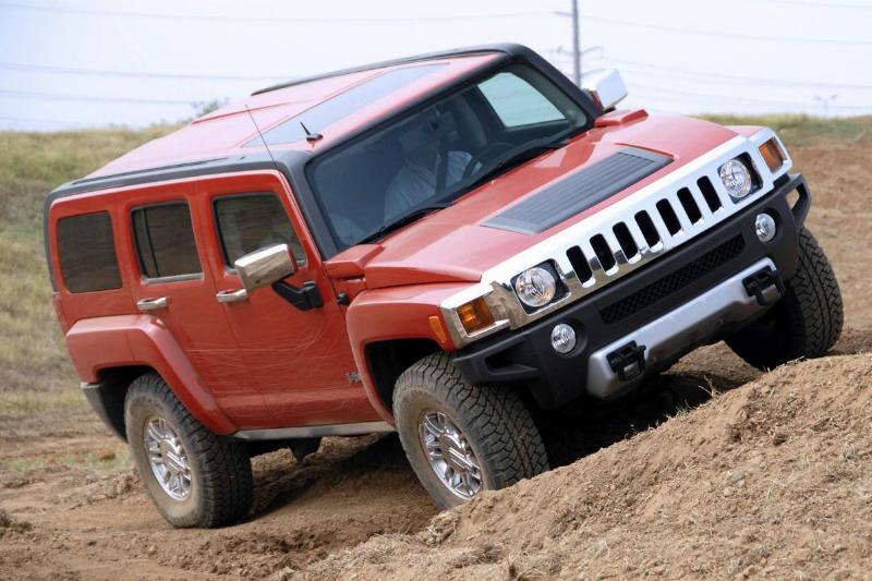 A 2008 Hummer H3 is driven off-road during the General Motor