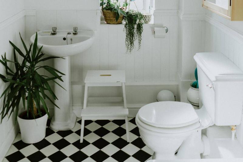 njm-bathroom phil-hearing-U7PitHRnTNU-unsplash