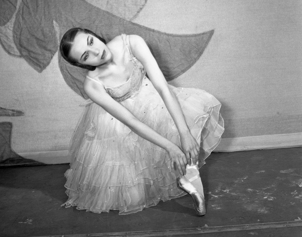 maria tallchief posing in her ballerina outfit