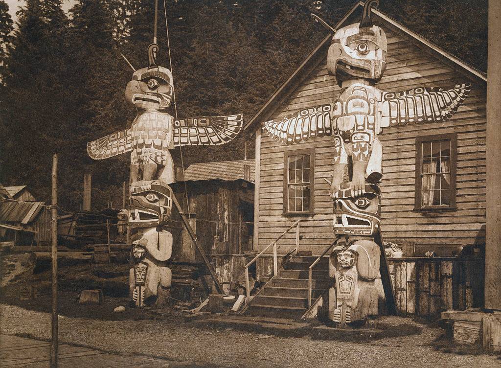 totem poles with an eagle and grizzly bear