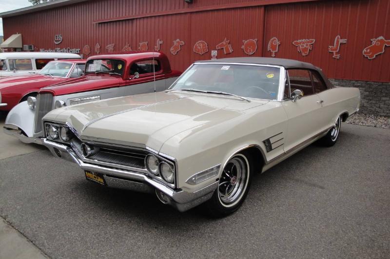 1965_Buick_Wildcat_(7457650132)