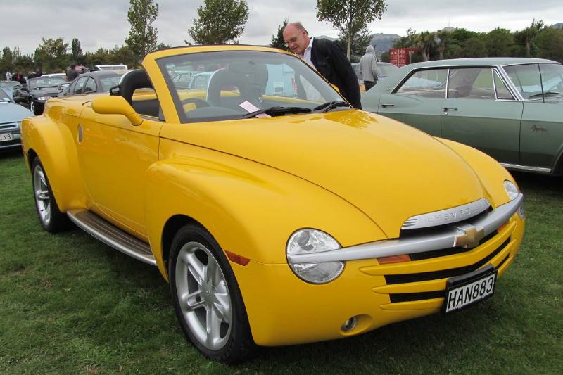 2004_Chevrolet_SSR_(30330772040)