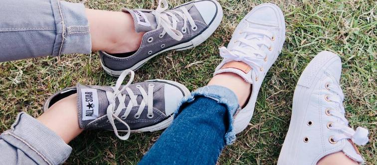 Converse sneakers in grey and white 
