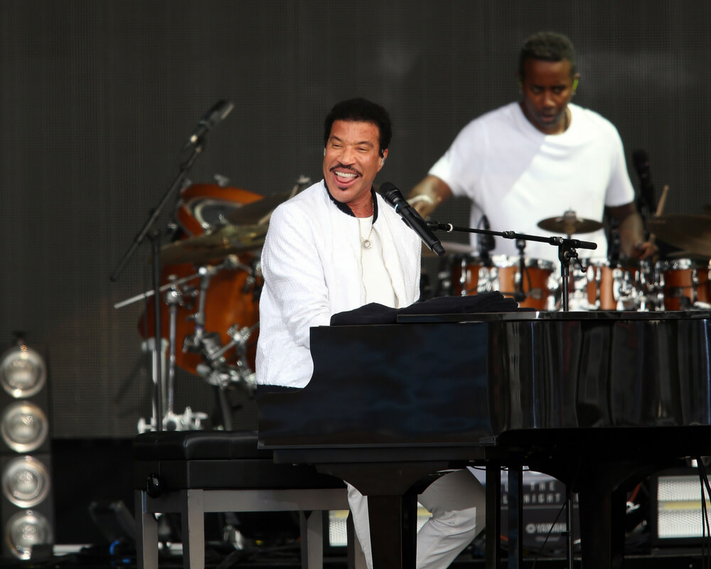 Lionel Ritchie plays piano at concert