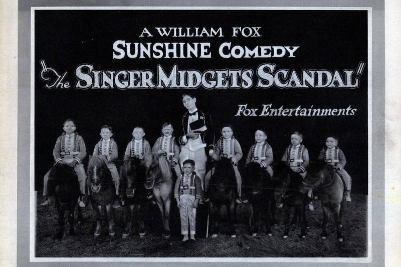 The Singer Midget's Scandal, lobbycard, Slim Summerville, (center), the Singer Midgets, 1921. 