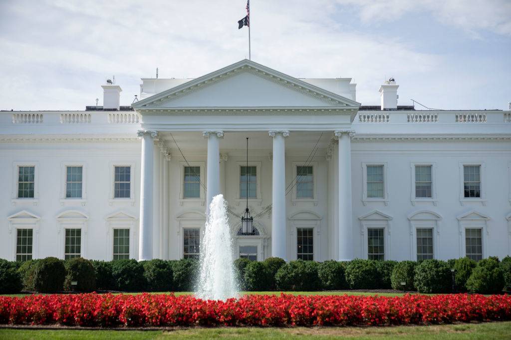 The White House front lawn with fountain