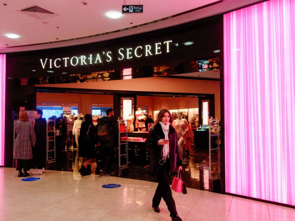 victoria's secret store with shoppers out front