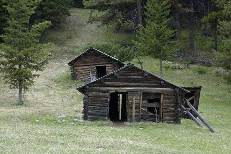 640px-Garnet_MT_ cabins